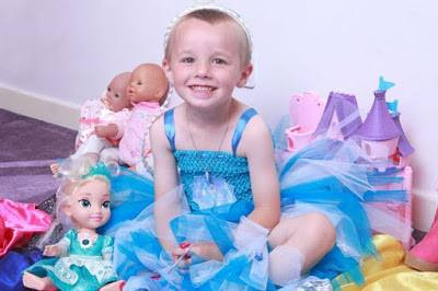 Un baietel de 4 ani si-a socat familia cand a spus ca vrea sa fie fata. Reactia mamei cand fiul sau a vrut sa poarte rochii