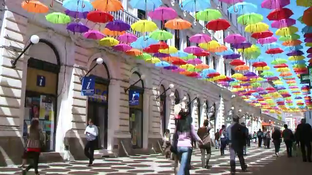Locul in care sute de romani isi fac selfie-uri zilnic. In ce oras din Romania se afla cupola din 700 de umbrele colorate