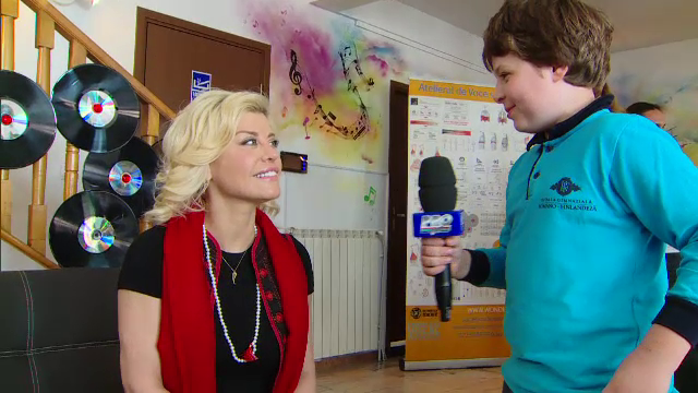 "Scoala altfel". Elevii au fost pentru cateva clipe premier, in locul lui Ciolos. "Ce as face? Maresc pensiile!"