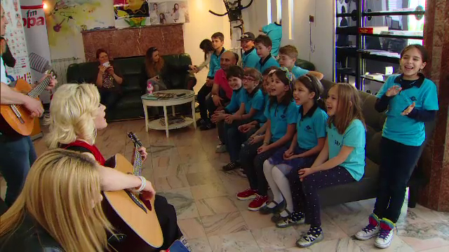 Loredana, cantand alaturi de copii