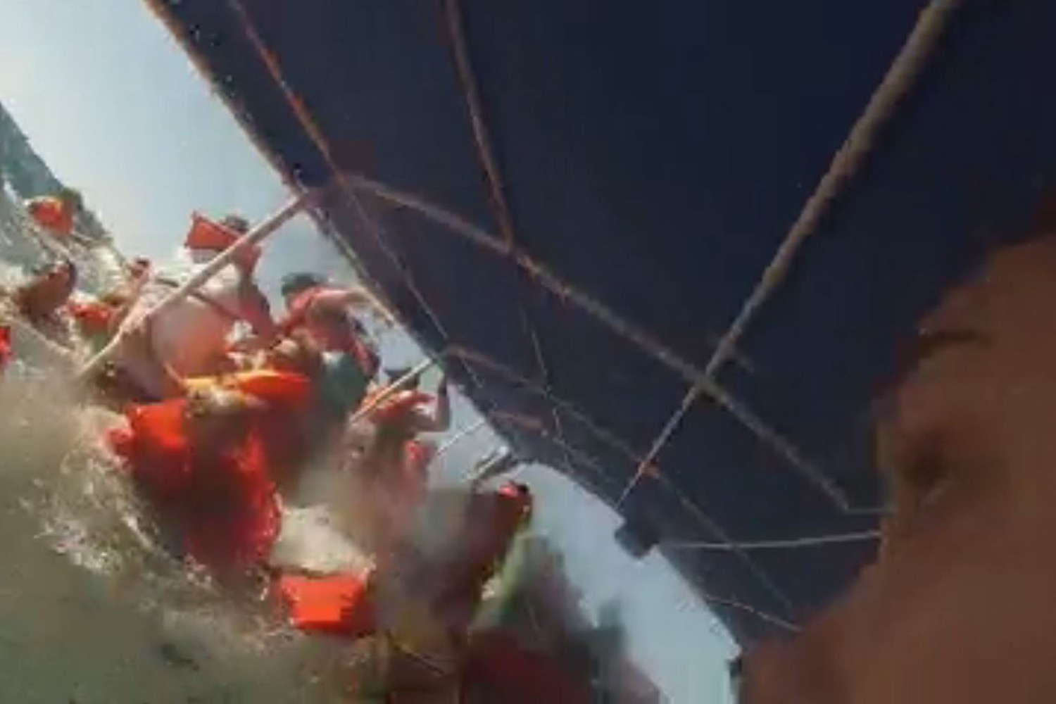 Momentul in care un vas de agrement s-a scufundat, filmat de o turista. A scapat renuntand la vesta de salvare. VIDEO