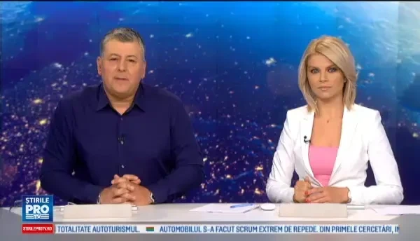 Doi stalpi au cazut peste cinci masini, in Brasov, dupa ce un troleibuz s-a blocat in cabluri