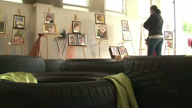 Expozitie de pictura intr-o spalatorie auto. Cum i-a venit ideea unei artiste din Bacau