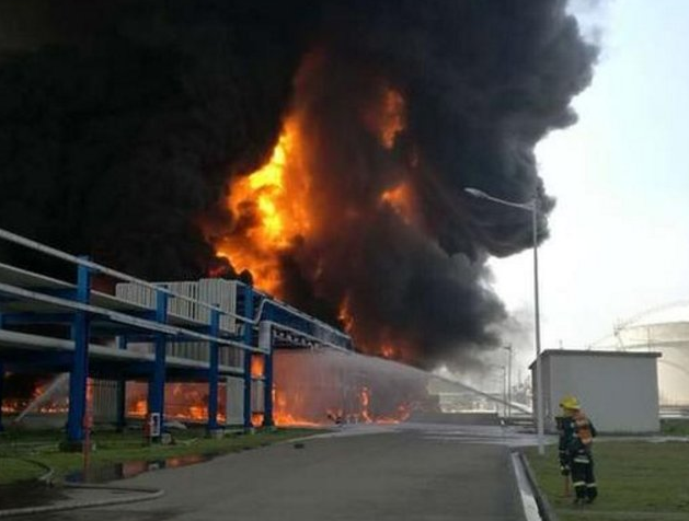 Explozie de proportii la un depozit de produse chimice din China, urmata de un incendiu. FOTO