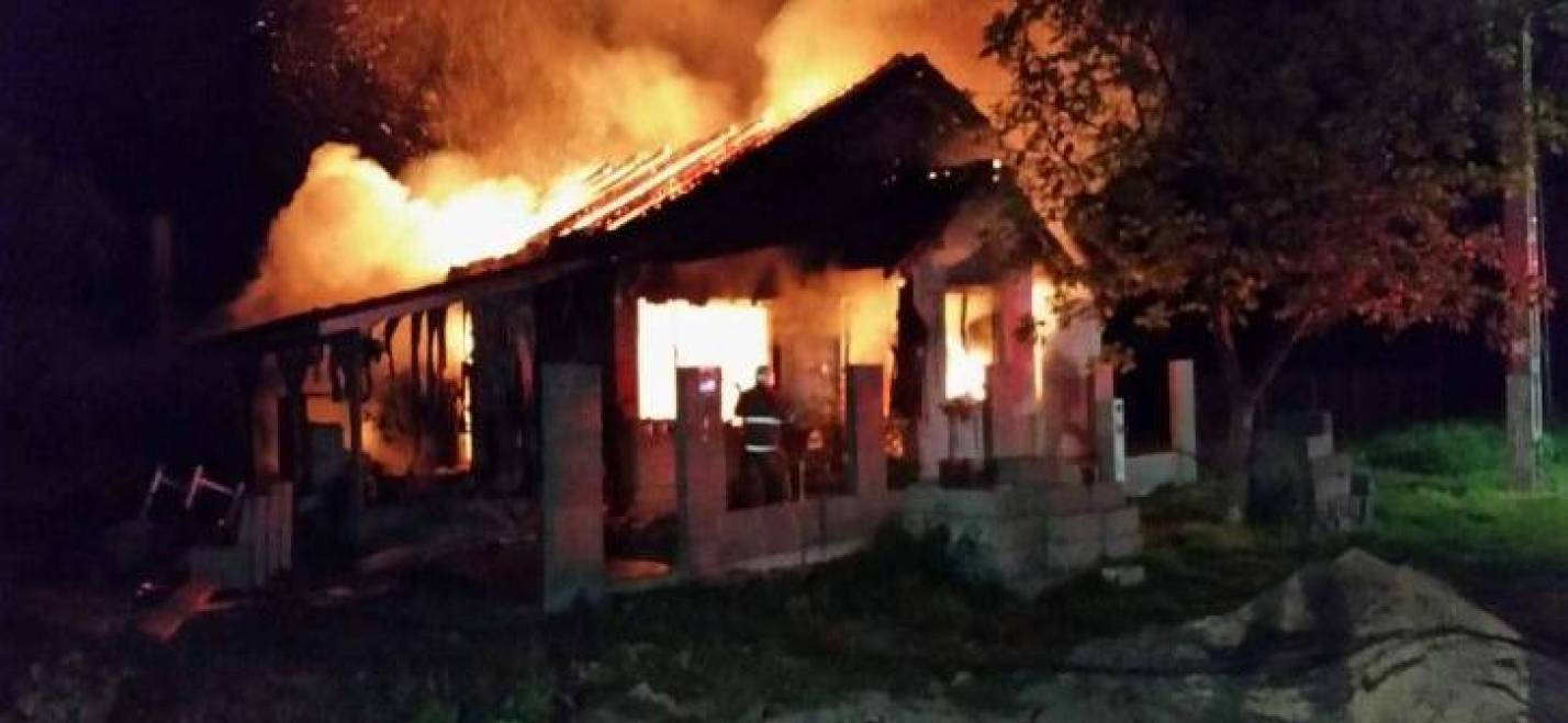 Un barbat din Timis si-a injunghiat sotia, apoi a incendiat casa si si-a dat foc. Indiciul care arata ca a premeditat totul