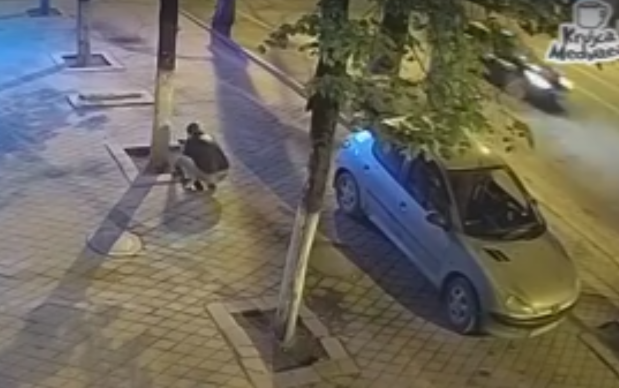 Un moldovean filmat in timp ce fura bucati de pavaj, in rubrica BBC Trending. Cum comenteaza jurnalistii. VIDEO