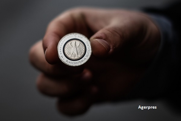 Germania si-a facut propriii bani. Nemtii stau la coada la banca pentru noua moneda care seamana izbitor cu marca. FOTO