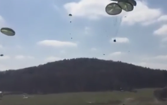 Ploaie de Humvee-uri la un exercitiu al Armatei Americane. Ironiile rusilor dupa ce trei vehicule s-au facut praf. VIDEO