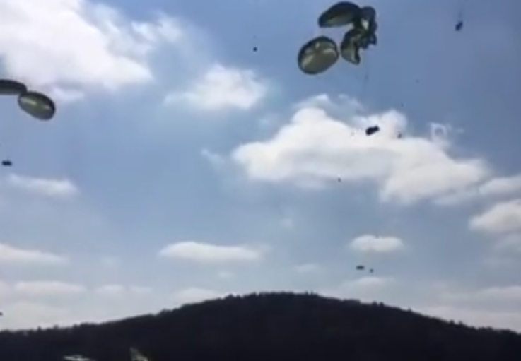 Ploaie de Humvee-uri la un exercitiu al Armatei Americane. Ironiile rusilor dupa ce trei vehicule s-au facut praf. VIDEO