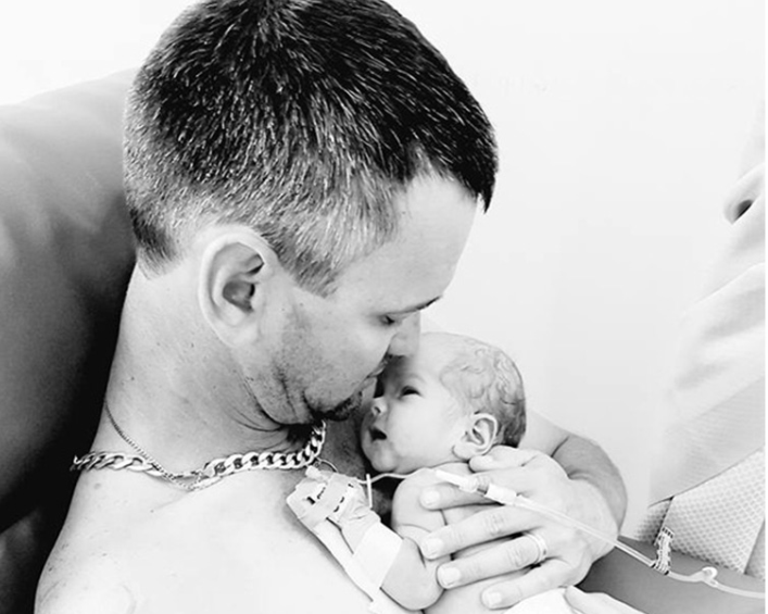 Trebuia sa fie cea mai frumoasa zi din viata acestui proaspat tatic. Povestea dureroasa din spatele acestei fotografii