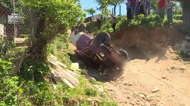 Un barbat din Gorj a murit, dupa ce s-a rasturnat cu masina. Ar fi ramas in panta fara frane