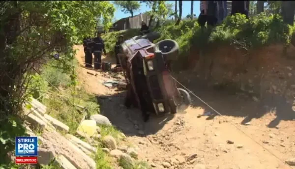Un barbat din Gorj a murit, dupa ce s-a rasturnat cu masina. Ar fi ramas in panta fara frane
