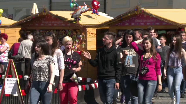 Dulciuri, oua incondeiate si iepurele Vasile la Targul de Paste din Sibiu. Turistii il mai pot vizita pana pe 3 mai