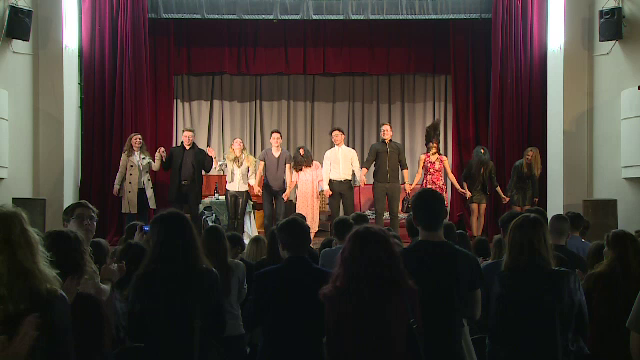 Peste 600 de studenti au stat la coada ore bune sa vada o piesa de teatru. Surpriza de care au avut parte apoi: "Exceptional"