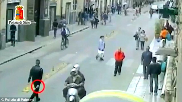 Cosa Nostra le-a declarat RAZBOI refugiatilor din Sicilia. Momentul socant in care un migrant a fost impuscat in cap: VIDEO