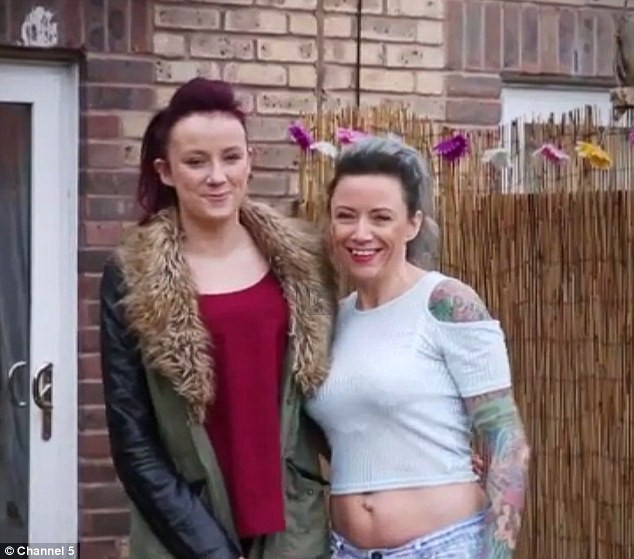 Ies impreuna in cluburi si toata lumea crede ca sunt surori, insa le despart 21 de ani. Care este fiica si care este mama