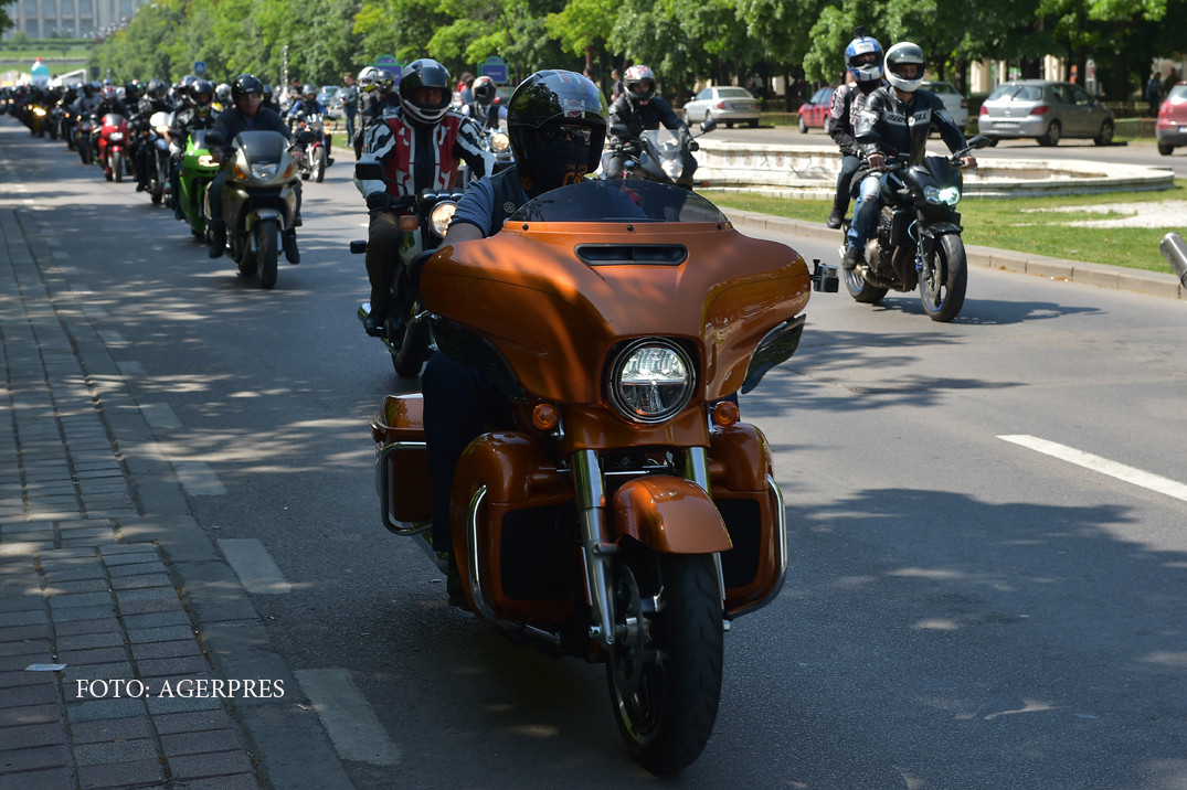Parada a motocicletelor si campionat de drifting, in centrul Capitalei. "M-ar tenta si pe mine, daca mi-ar da cineva un BMW"