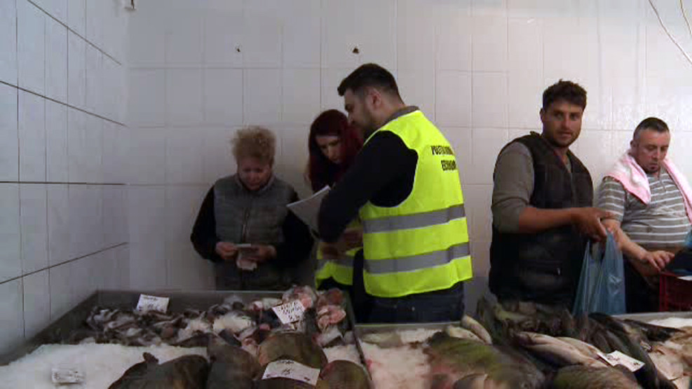 Ce au descoperit politistii cand au controlat hala de peste din Obor, inainte de Florii. "Pana ieri mai gaseai ceva prospat"