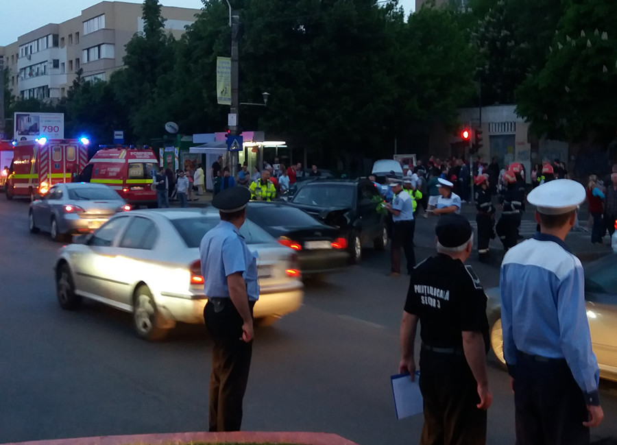 Accident grav in sectorul 3 al Capitalei. Doua masini "au zburat pe trotuar"