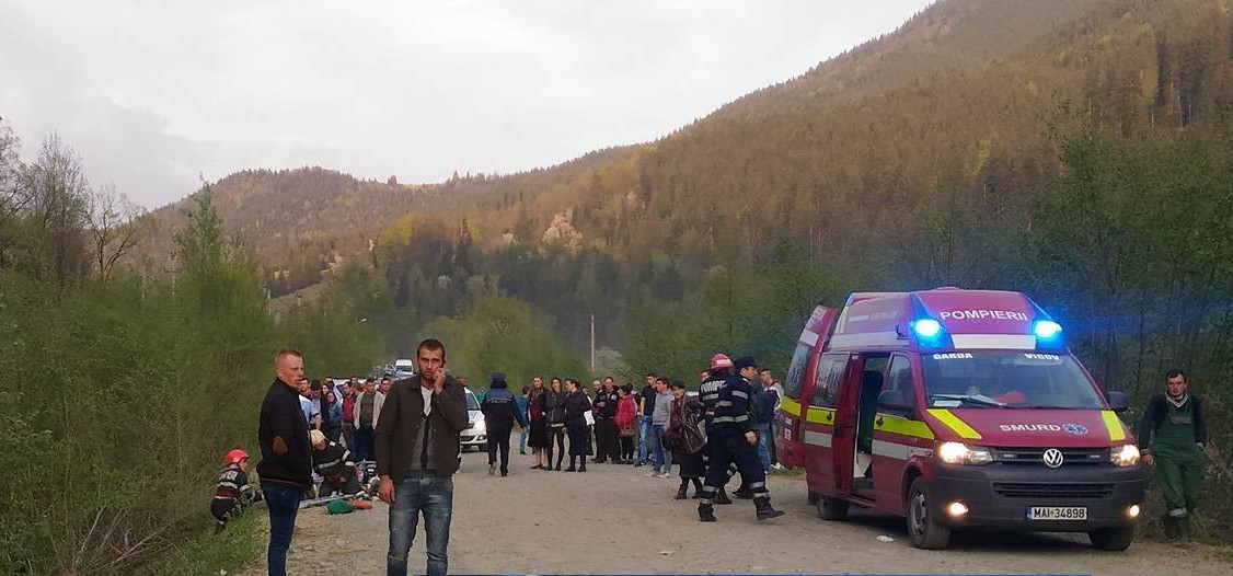 Accident cu un mort si opt raniti, pe un drum comunal din Suceava. PLANUL ROSU a fost activat