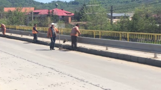 De "Ziua Pamantului", muncitorii din Arges au scapat de gunoaie aruncandu-le intr-un rau. Un martor a filmat intreaga scena