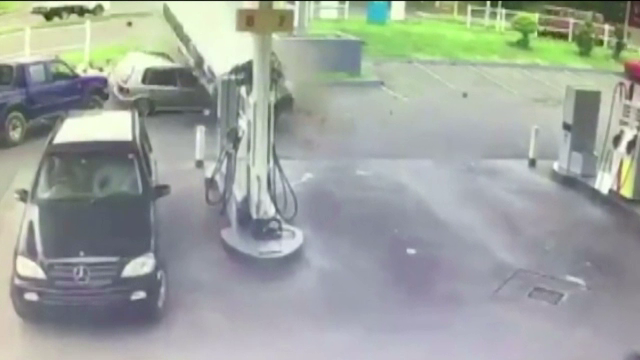 Momentul in care o dubita spulbera un panou, plonjeaza peste o masina si se opreste intr-o benzinarie. Cum a iesit soferul