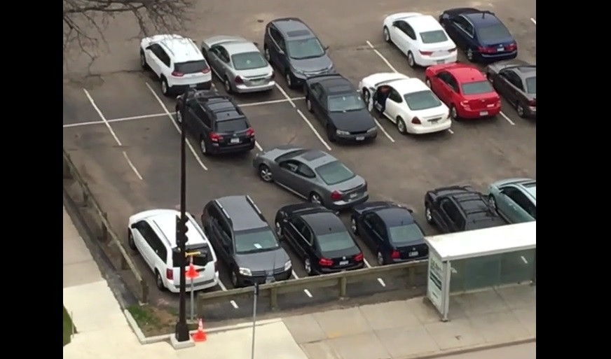 Teroarea parcarii dusa la un nou nivel! S-a chinuit groaznic mai bine de 12 minute! Ce a facut la final