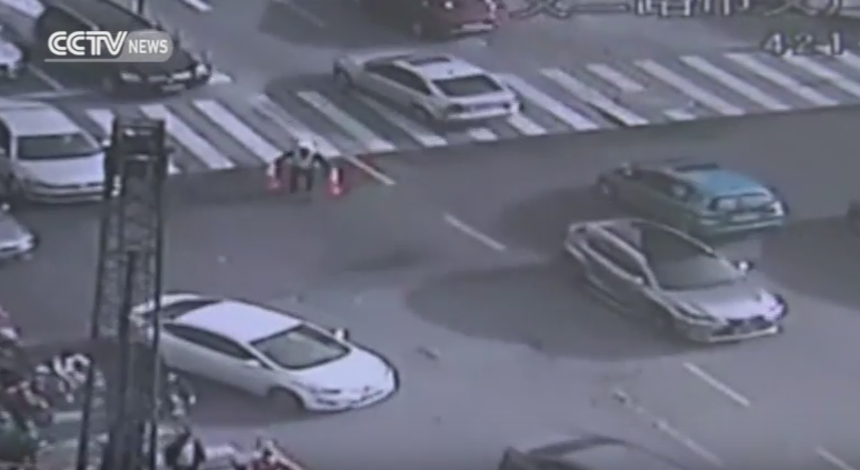 A observat ca asfaltul incepe sa se crape, asa ca a redirectionat circulatia. Ce s-a intamplat in secundele urmatoare