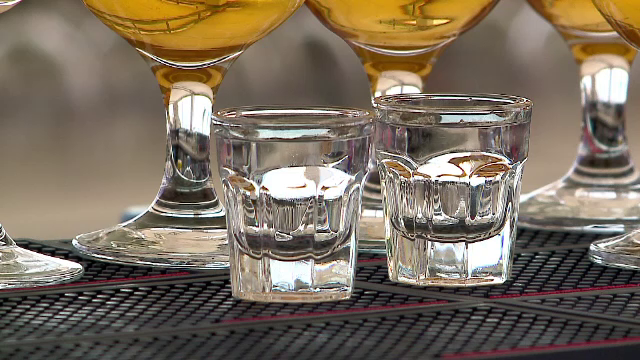 Consumul de alcool afectează ficatul. Ce ne recomandă medicii