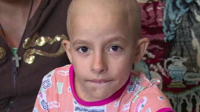 Are un picior amputat si face chimioterapie, insa parintii nu au bani nici de drumul la spital. Drama cumplita a lui Daniel