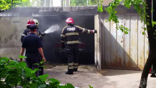 Pontiac de colectie, distrus intr-un incendiu in centrul Galatiului. Pompierii spun ca a fost vorba de o mana criminala