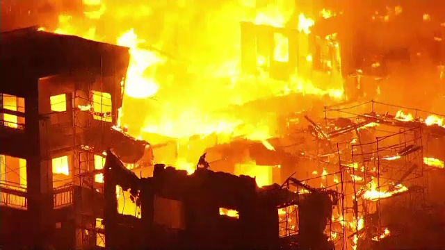 Patru raniti si peste 60 de persoane evacuate, in urma unui incendiu de proportii la un complex de locuinte din Arizona