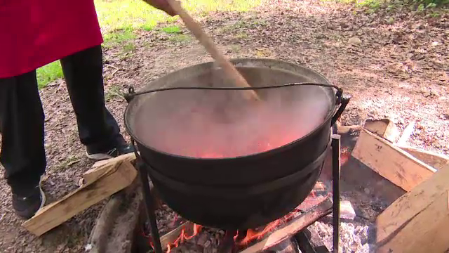 20 de bucatari s-au intrecut la cel mai mare concurs de gatit gulas. Ingredientul secret pentru un preparat de nota 10