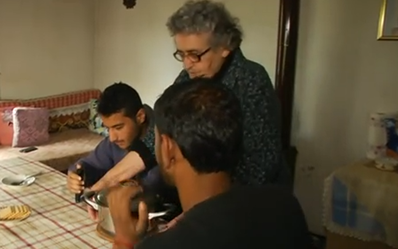 Batrana de 82 de ani care isi imparte casa cu refugiatii culesi de pe strada. "Mama este un inger pentru noi"