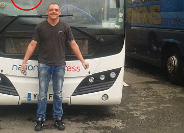 S-a pozat in fata autocarului cu care era in pelerinaj si a inghetat de groaza cand a privit imaginea. Ce a surprins camera