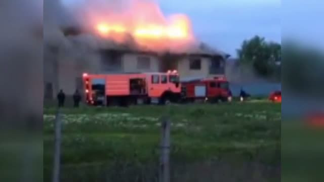 Incendiu puternic intr-un cartier de vile la marginea Focsaniului. Trei familii au ramas fara un acoperis deasupra capului