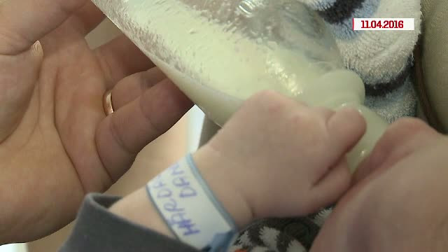 Bebelusul abandonat de mama acum 2 saptamani va petrece Pastele intr-o casa noua. Cine e femeia care i-a dat viata