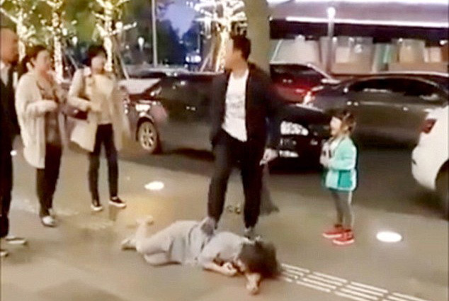 Un barbat si-a batut sotia si a tarat-o pe jos, pe strada, in fata fetitei lor. Ce au facut trecatorii. VIDEO