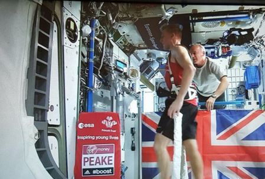 Cosmonautul Tim Peake a alergat Maratonul de la Londra pe...Statia Spatiala Internationala