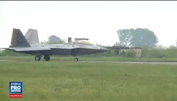 Cel mai avansat avion de lupta din lume a ajuns pentru prima data in Romania. Momentul in care a aterizat la Constanta. VIDEO