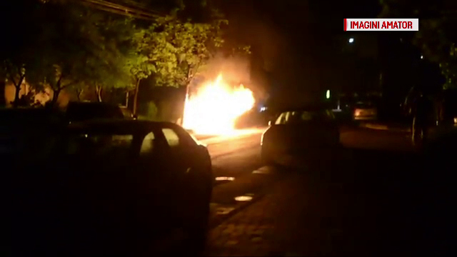 O masina parcata a luat foc pe o strada din Bacau. Gestul eroic al unui medic care a vazut flacarile uriase
