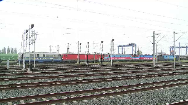 Doi mecanici din Arad au fost raniti, dupa ciocnirea a patru locomotive. Una dintre garniturile de tren a sarit de pe sine