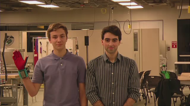 Manusa inteligenta care transforma limbajul semnelor in limbaj vorbit. Cum functioneaza inventia a doi studenti americani