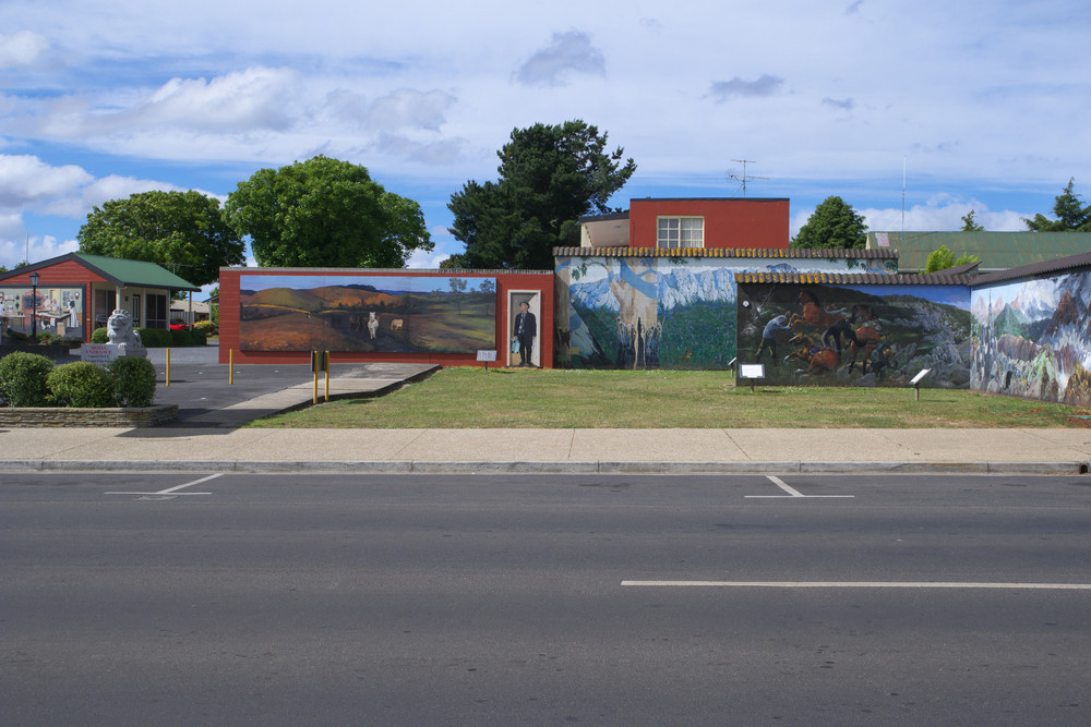 S-au trezit peste noapte cu o gaura imensa in asflat. Ce au descoperit muncitorii cand s-au uitat cu atentie