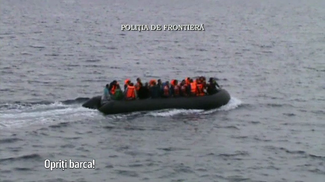 Momentul in care politistii de frontiera romani, aflati in misiune in Marea Egee, salveaza o barca plina de refugiati. VIDEO