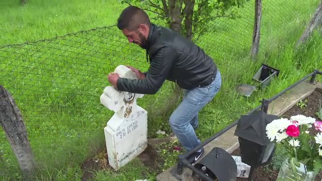 Scandal in cimitir, dupa ce au gasit alta persoana in locul rudei decedate. Reactia preotului: "Scroafo, ma iei la rost?"