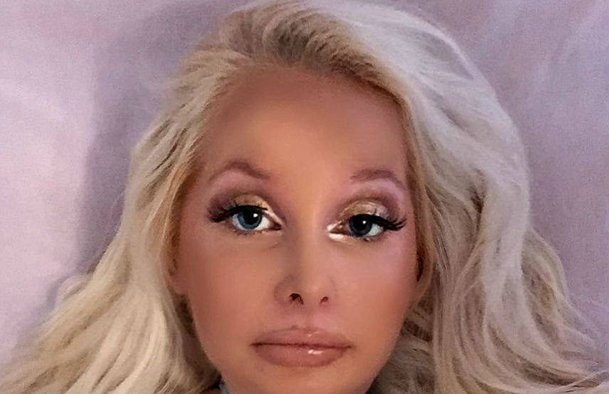 Cheltuie mii de lire ca sa arate ca papusa Barbie. Secretul dureros pe care il ascunde aceasta tanara