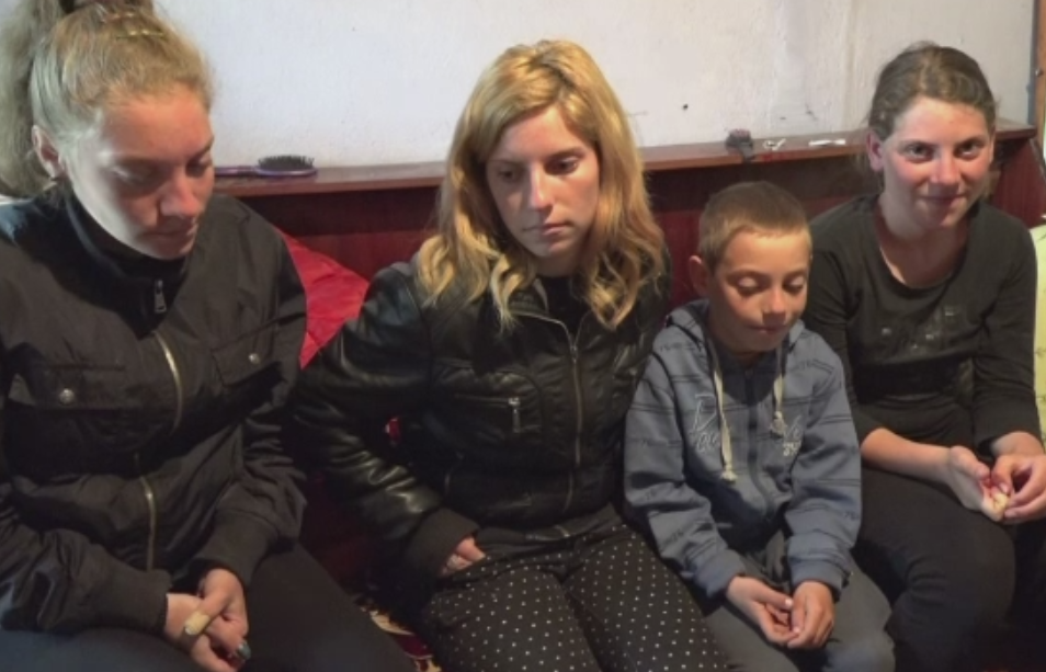 Si-au pierdut ambii parintii si lupta sa ramana impreuna. Orice ajutor le poate aduce o bucurie de Paste