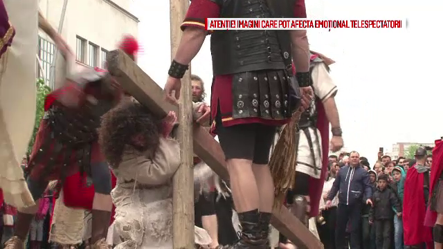 Traseul lui Iisus pana la rastignirea pe cruce, refacut la Bacau de 70 de actori. Oamenii au urmarit plangand procesiunea