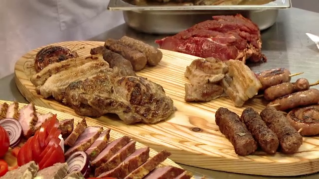 Lupta stransa intre mielul de Paste si mititeii de 1 Mai. Ce solutii propun bucatarii pentru a impaca toate gusturile